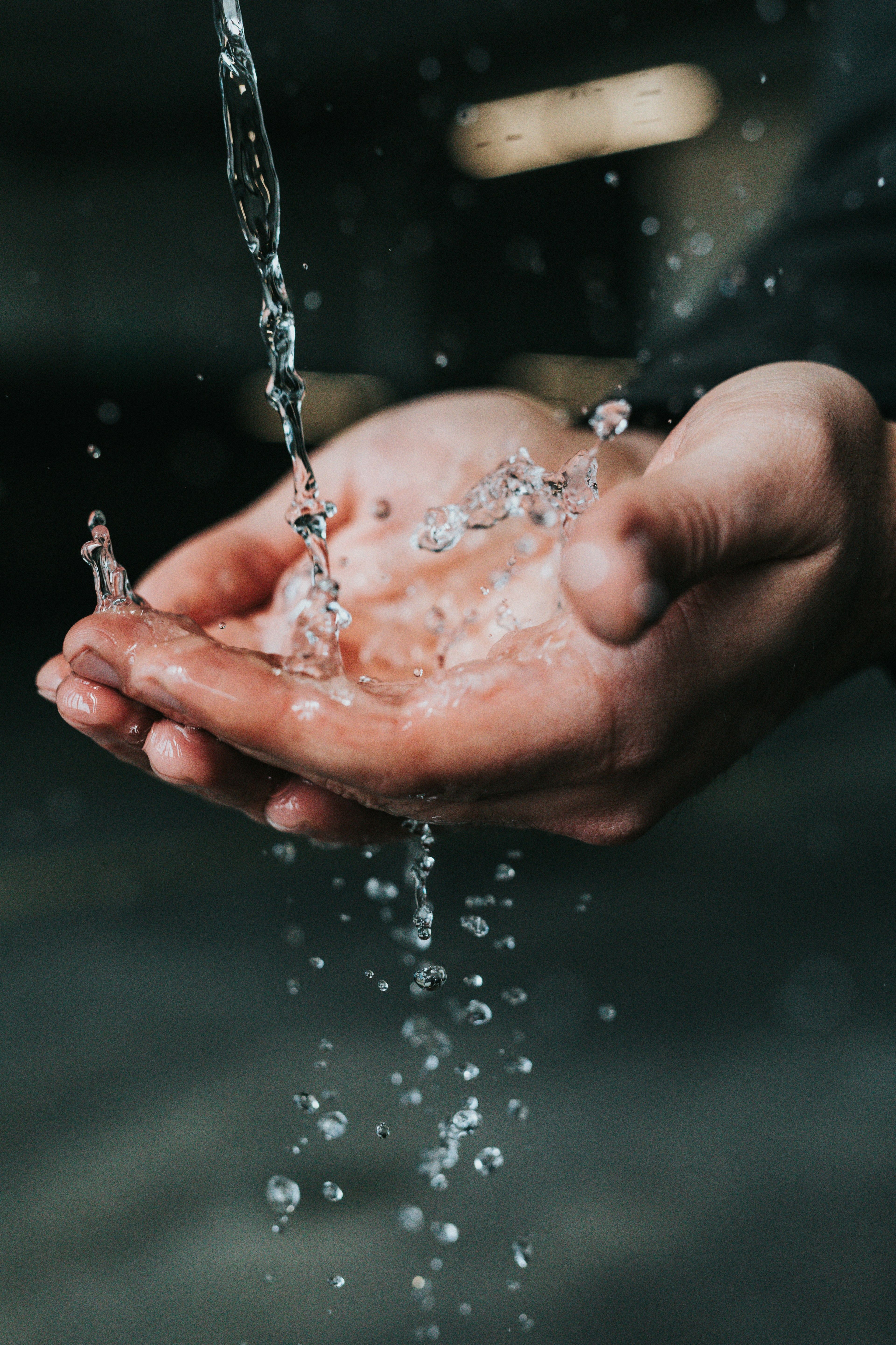 Hände unter fließendem Wasser