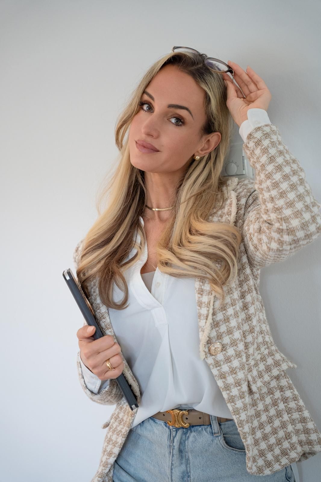 Verena Calio mit Tablet und Brille